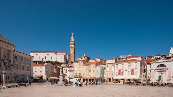 Slovenya, Piran 'da güzel binaları olan eski kasabanın pazar meydanı