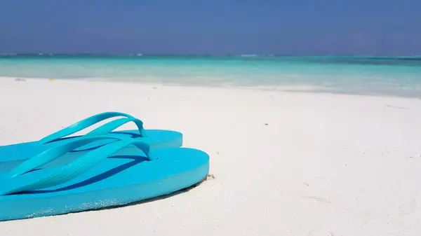 Primer Plano Chanclas Una Playa Día Soleado Verano —  Fotos de Stock