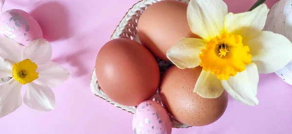 Uma Vista Superior Vista Tiro Rosa Decorações Ovos Páscoa Ovos — Fotografia de Stock