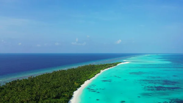 Asya Maldivler Turkuaz Mavi Suyu Olan Yeşil Bir Adanın Insansız — Stok fotoğraf