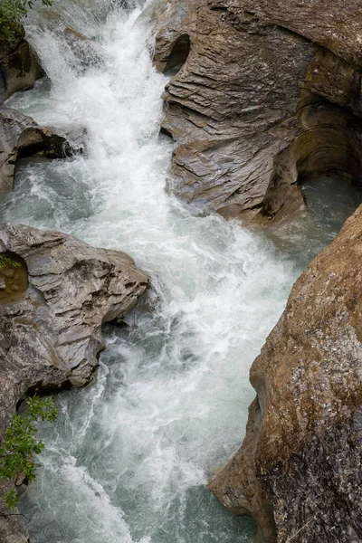 Ein Schöner Wasserfall Aus Den Felsen Auf Dem Berg — Stockfoto