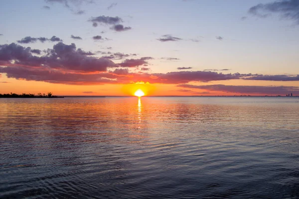 Ein Malerischer Blick Auf Einen Hellen Sonnenuntergang Der Mobile Bay — Stockfoto