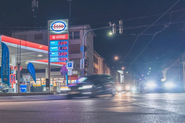 Una Toma Gasolinera Esso Iluminada Por Semáforos Nocturnos Heidelberg Alemania — Foto de Stock