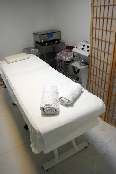Een Verticale Opname Van Het Interieur Van Massagekamer Massagetafel Spa — Stockfoto