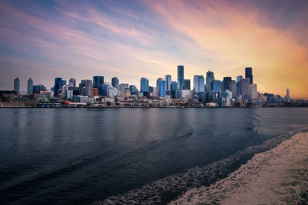 ワシントン 米国のエリオット湾に反射して日没の間のシアトルのダウンタウンのスカイライン — ストック写真