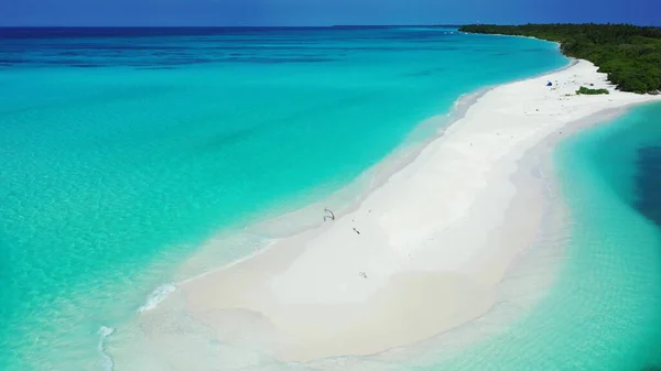 Eine Drohnenaufnahme Von Türkisfarbenem Meer Und Weißem Strand Mit Bäumen — Stockfoto
