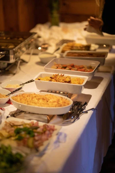 Tiro Seletivo Vertical Foco Uma Caçarola Com Queijo Mesa Buffet — Fotografia de Stock