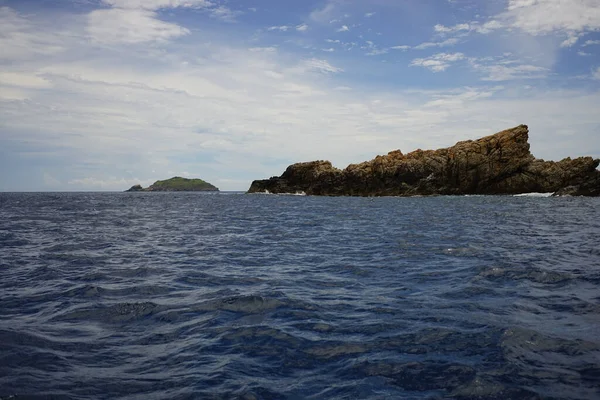 Beau Cliché Une Montagne Rocheuse Dans Mer Sous Ciel Nuageux — Photo