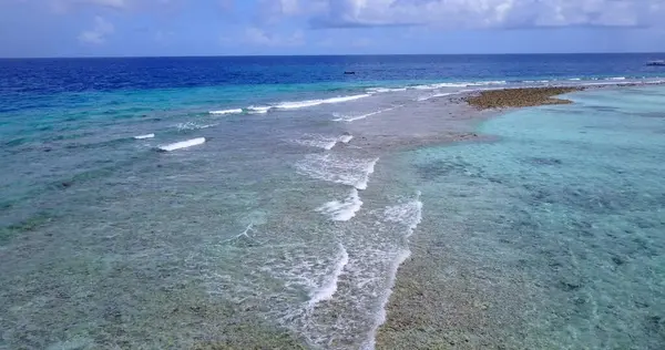 马尔代夫美丽的绿松石海洋的空中景观 — 图库照片