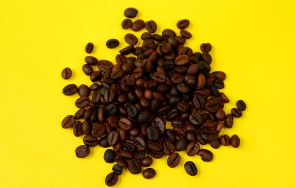 Verse Koffiebonen Geïsoleerd Een Gele Achtergrond — Stockfoto