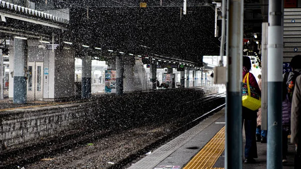 Ein Alter Bahnhof Mit Menschen Die Bei Schneefall Jenseits Der — Stockfoto