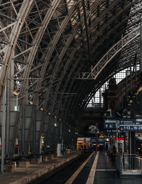 Een Verticaal Schot Van Het Treinstation Van Frankfurt Duitsland — Stockfoto