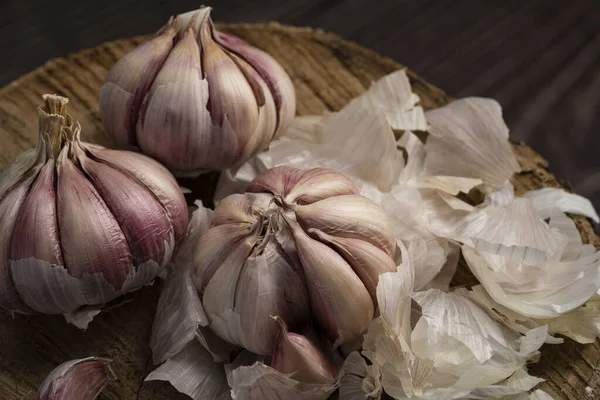 Closeup Shot Fresh Garlic Cloves Peels Wooden Board Blurred Background — Stock Photo, Image