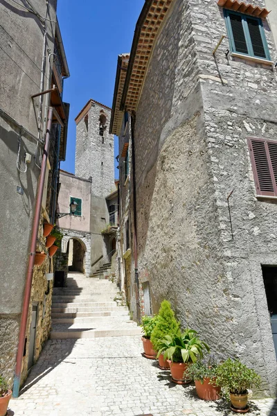 イタリア ラツィオ地域の歴史的な町バサーノの古い中世の石造りの建物の間の通り — ストック写真