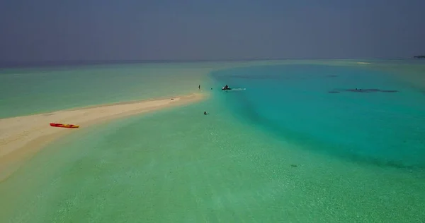 Una Vista Pájaro Una Isla Arenosa Medio Océano Azul —  Fotos de Stock