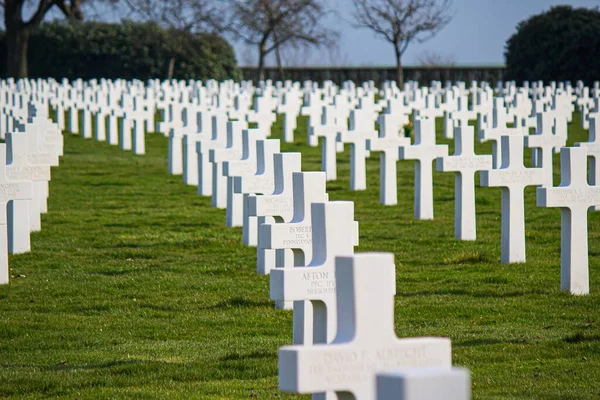 アメリカの墓地で戦死した兵士の墓の十字架 — ストック写真