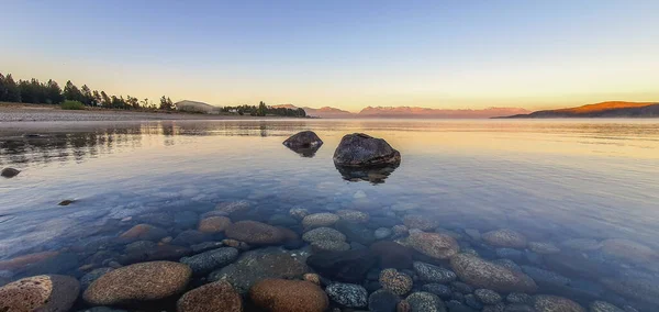 Красивый Панорамный Снимок Кристально Чистого Озера Видимыми Камнями Слоем — стоковое фото