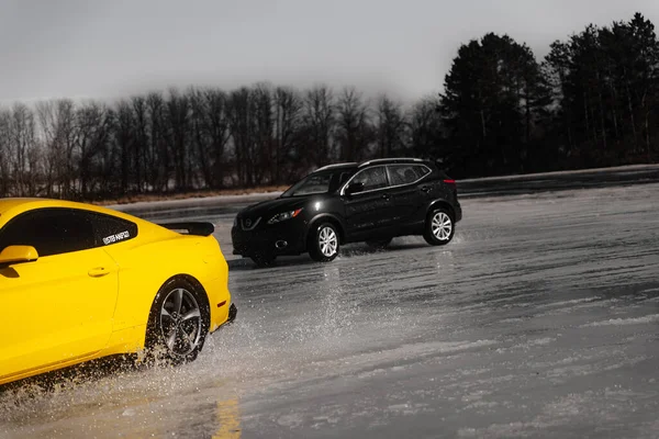 Close Carros Esportivos Deriva Gelo Neve Contra Árvores Dia Sombrio — Fotografia de Stock