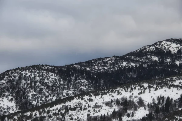Uma Bela Vista Das Montanhas Nevadas Sob Céu Chuvoso Nublado — Fotografia de Stock