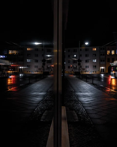 빛나는 바닥이 어두운 비추는 건물을 — 스톡 사진