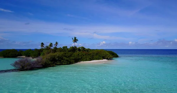 晴れた日にはターコイズブルーの海に緑に覆われた島の空中風景 — ストック写真