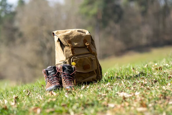 大自然中的复古背包和远足靴的特写镜头 — 图库照片