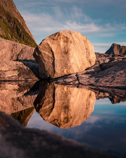 Красивый Пейзаж Большого Валуна Воде Фоне Голубого Солнечного Неба Норвегии — стоковое фото