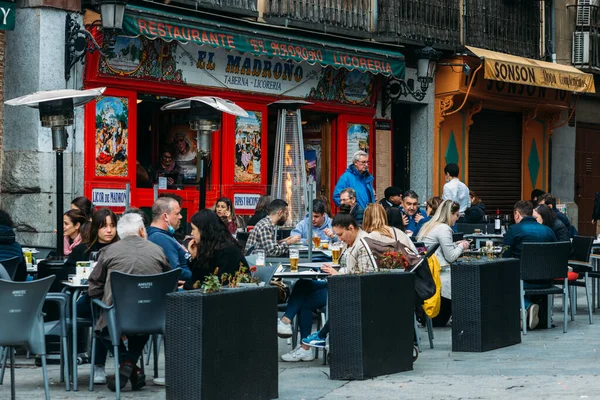 Närbild Människor Som Njuter Dag Bar Terrass Madrid Spanien — Stockfoto