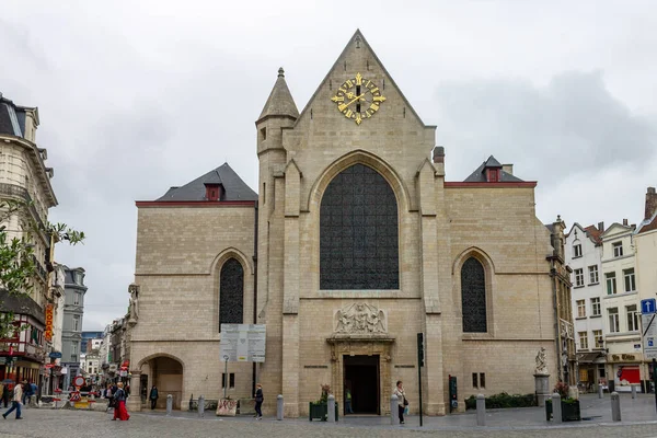 悲観的な日にベルギーのブリュッセルのダウンタウンにある聖ニコラス教会 — ストック写真