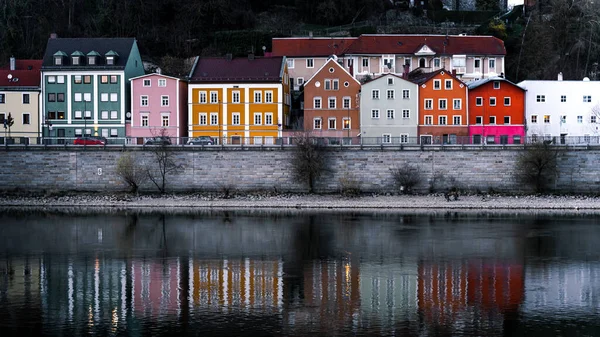 Una Vista Panorámica Las Coloridas Casas Que Reflejan Superficie Del — Foto de Stock