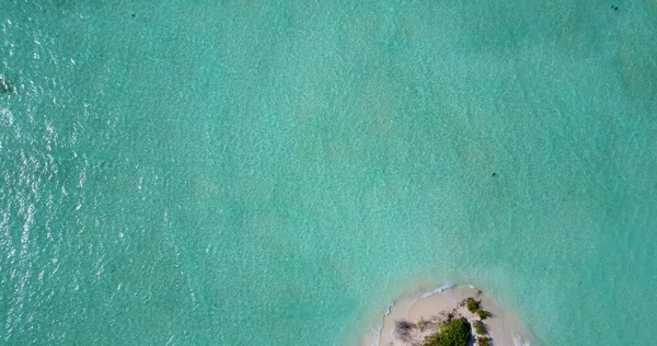 晴れた日には島のある海の美しい景色 — ストック写真