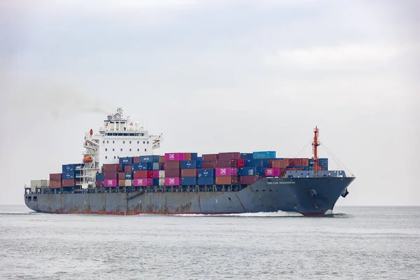 Barco Lleno Contenedores Navegando Por Río Elba Alemania —  Fotos de Stock