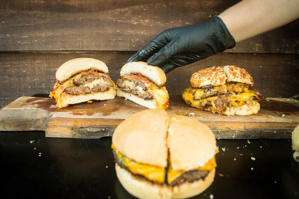 Tahta Üzerinde Büyük Sulu Bir Hamburgerin Yakın Çekimi — Stok fotoğraf