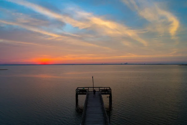 Ein Wolkenverhangener Farbenfroher Sonnenuntergang Der Sich Ruhigen Wasser Der Mobile — Stockfoto