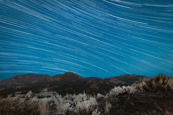 Eine Zweistündige Belichtung Schafft Ein Schönes Sternenwanderweg Foto — Stockfoto