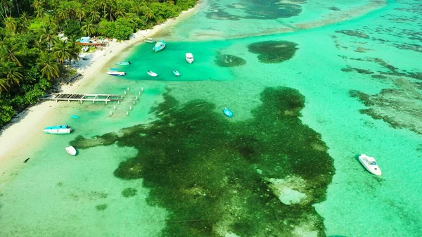 Luftaufnahme Von Korallenriffen Unter Ruhigem Wasser Und Booten Meer — Stockfoto