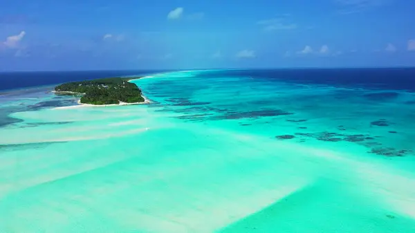 白い砂浜と青い透明水の小さな熱帯の島の空中ビュー — ストック写真