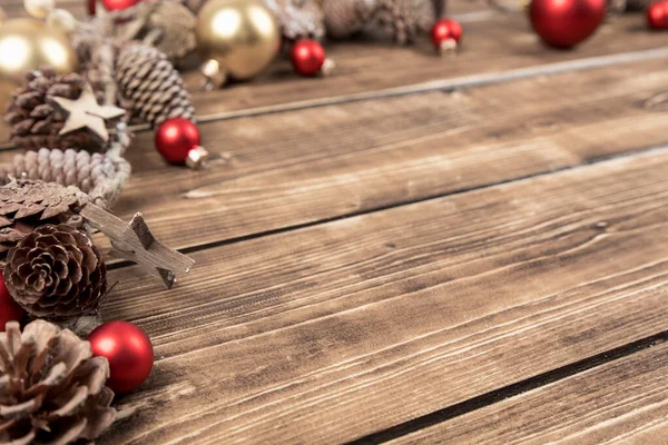 Крупный План Рождественской Рамы Рождественскими Шарами Сосновыми Шишками — стоковое фото