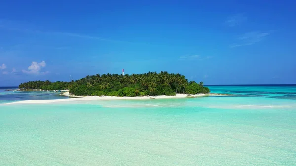 Uma Vista Fascinante Uma Pequena Ilha Verde Com Mar Azul — Fotografia de Stock