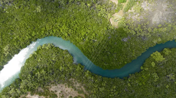 Vzdušný Pohled Krásnou Řeku Která Nabírá Tvar Hada Uprostřed Zelené — Stock fotografie