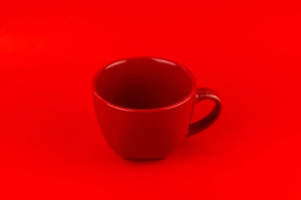 Uma Caneca Vermelha Fundo Vermelho — Fotografia de Stock