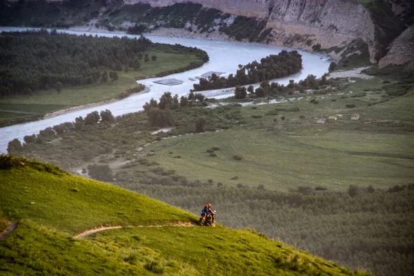 Fascinerande Utsikt Över Vacker Karajun Grässlätt Nära Flod Xinjiang Kina — Stockfoto