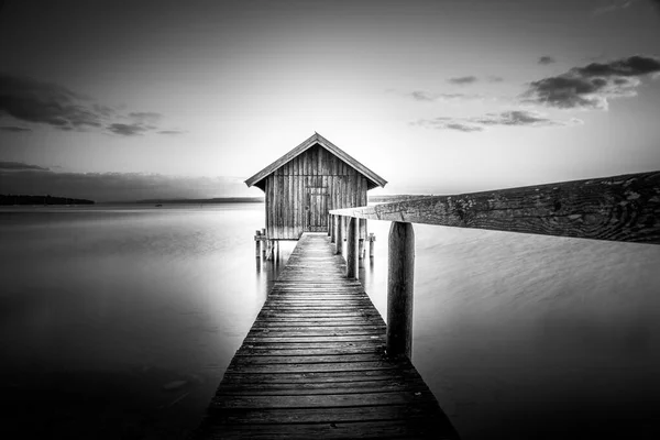 Uma Imagem Tons Cinza Uma Casa Barcos Sobre Lago Ammersee — Fotografia de Stock
