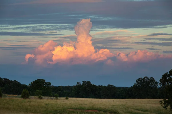 Красивое Сельское Поле Облачным Закатным Небом — стоковое фото