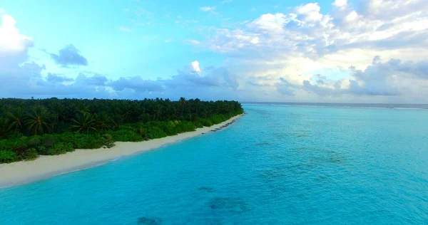 Uma Vista Aérea Água Azul Oceano Uma Ilha Verde Ásia — Fotografia de Stock