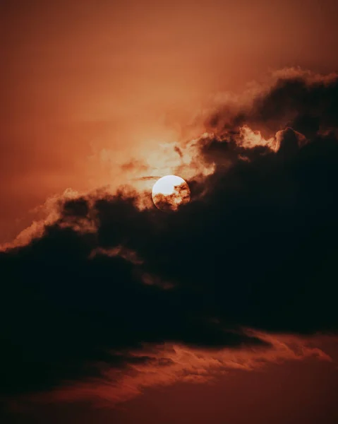 Krásný Pohled Slunce Zářící Siluetou Mraků — Stock fotografie