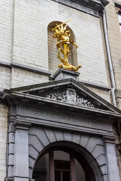 Malownicze Ujęcie Detali Fasadzie Zabytkowego Budynku Centrum Brukseli Belgia — Zdjęcie stockowe