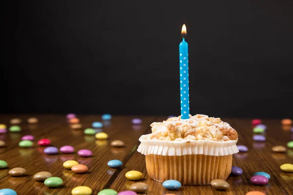 Detailní Záběr Muffin Svíčkou Bonbóny Černém Pozadí Kopírovacím Prostorem — Stock fotografie