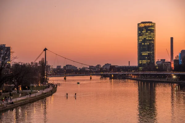 Una Vista Impresionante Del Paisaje Urbano Con Edificios Modernos Que — Foto de Stock