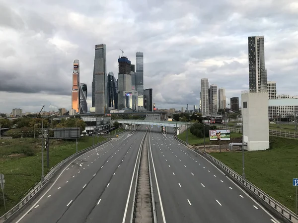 Blick Auf Die Moskauer Wolkenkratzer Mit Der Leeren Autobahn Vordergrund — Stockfoto